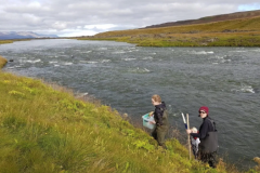 Séð norður Aðaldal. Nemendur að koma sér fyrir til sýnatöku í fyrstu viku septembermánaðar 2018.