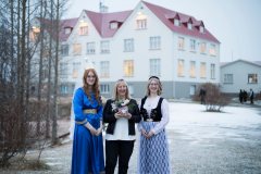 Ragna íslensku kennari með nemendum sínum